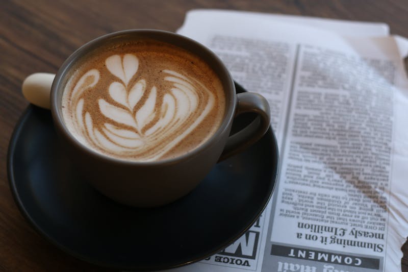 Filiżanka kawy na gazecie