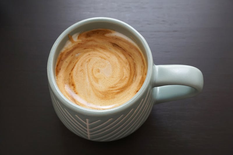 Kawa z pianką w białym kubku