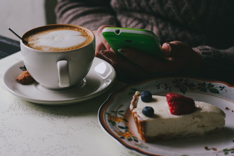 Filiżanka kawy i kawałek ciasta na talerzyku