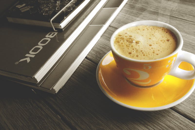 Żółta filiżanka kawy na biurku